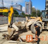 男人把肉棒插进女子阴道的网站高温下的坚守｜道路建设者用汗水铺就畅通路